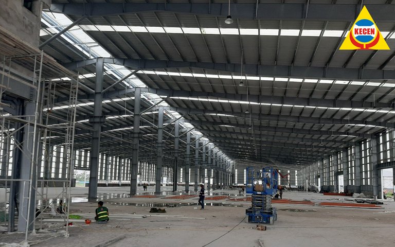 Không gian nhà xưởng kết cấu thép đang trong quá trình thi công