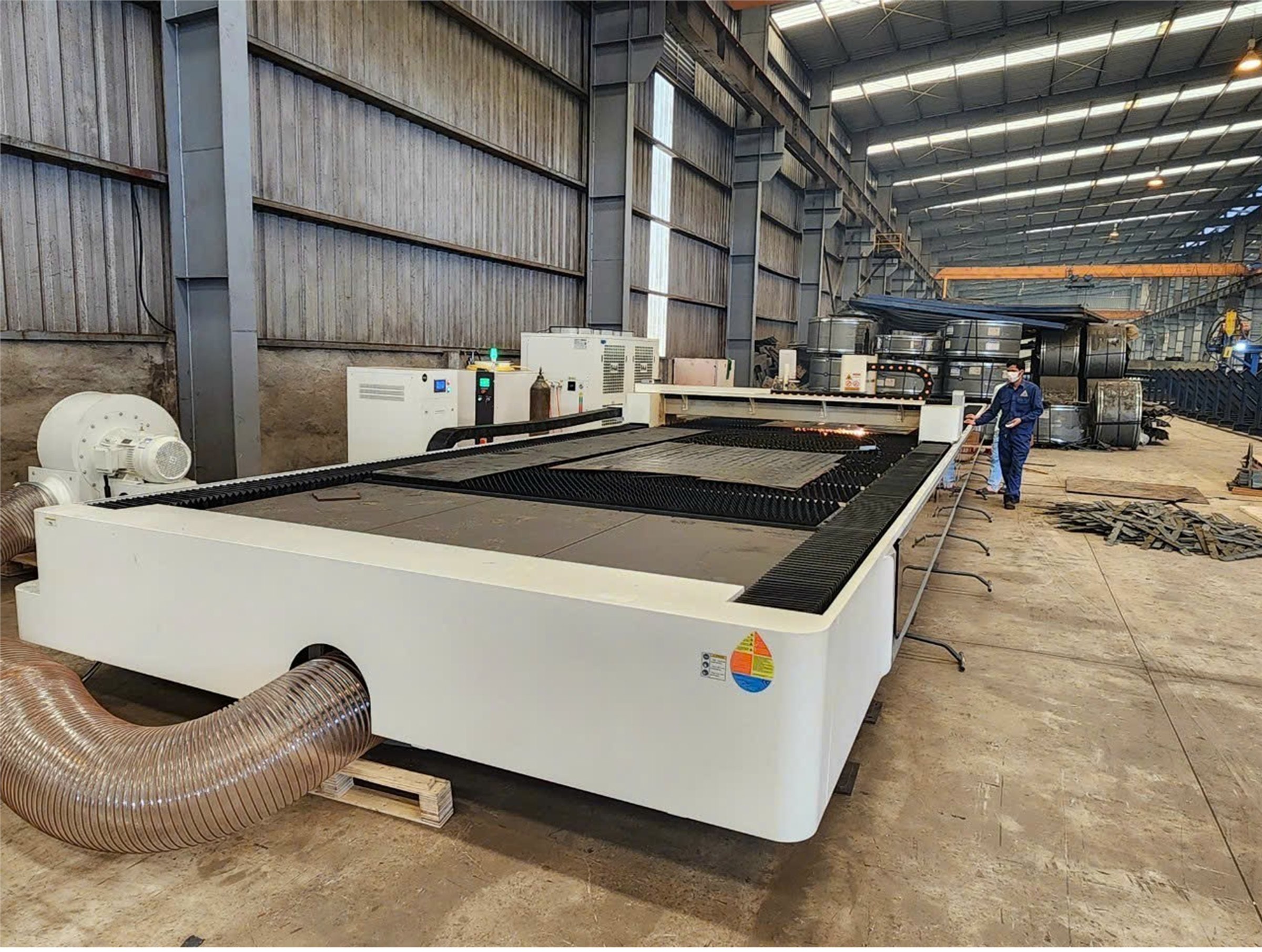 Máy cắt laser CNC trong nhà xưởng KECEN