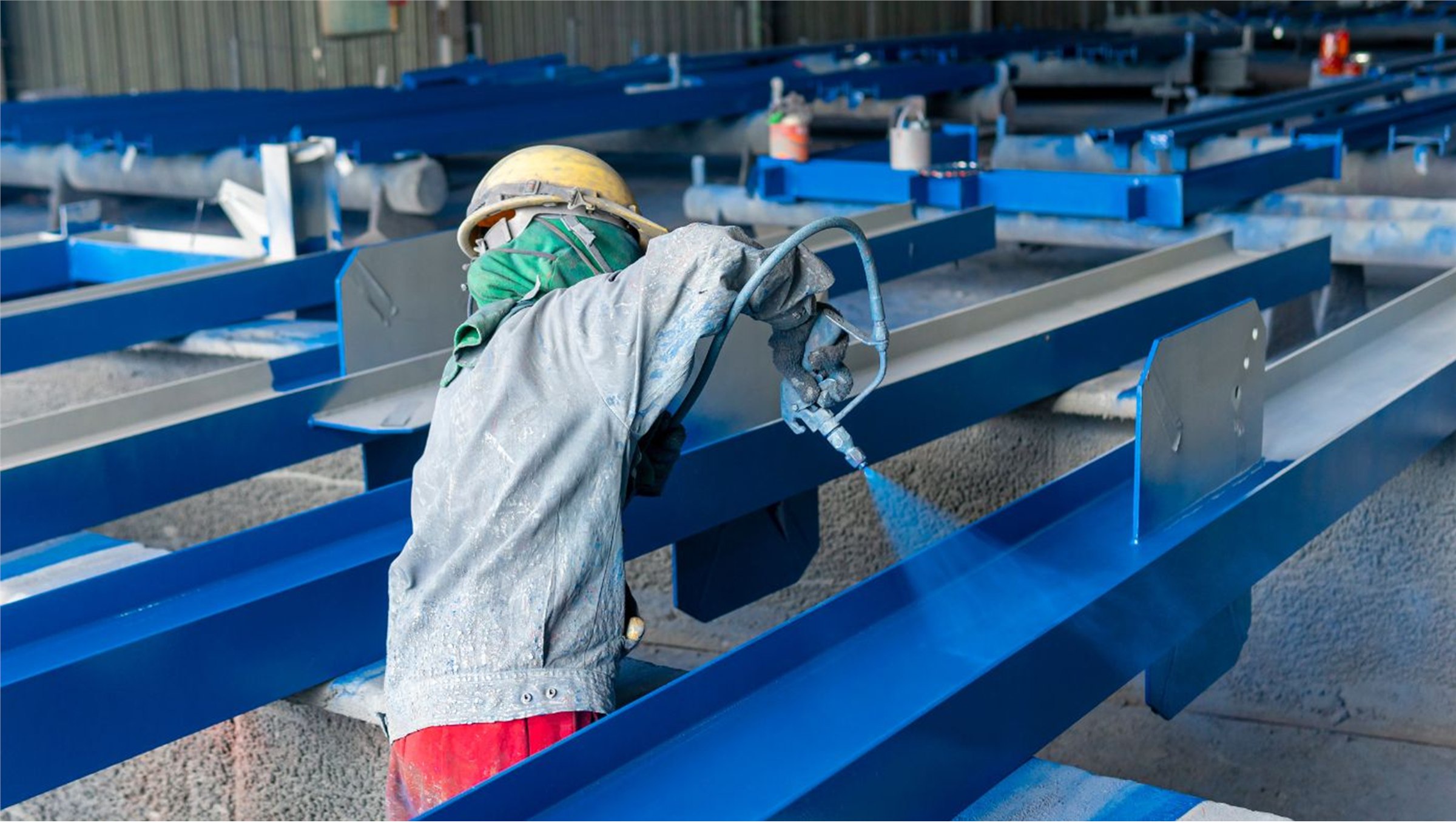 Công đoạn sơn cấu kiện thép tại KECEN